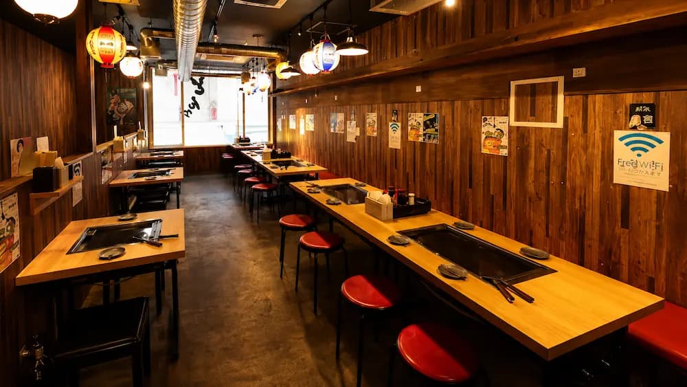 月島もんじゃ どんっの店内